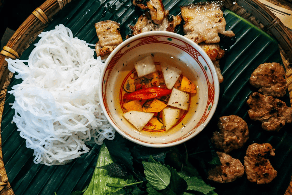 The fragrant grilled pork in bun cha, is enticing and full of the Old Quarter's culinary essence (Source: Pexels)